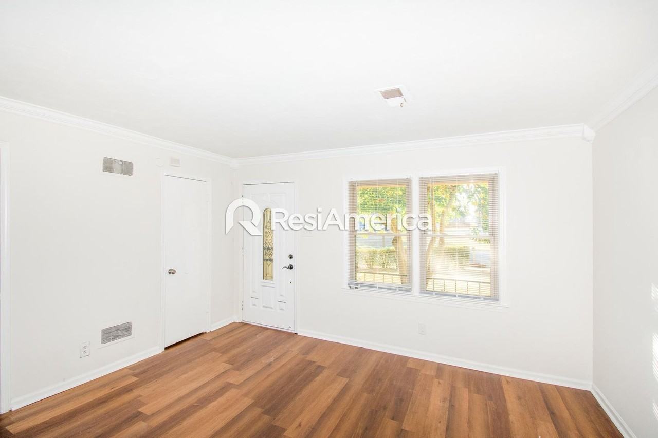 3820 Bishops Bridge Rd - Photo 2 of 15