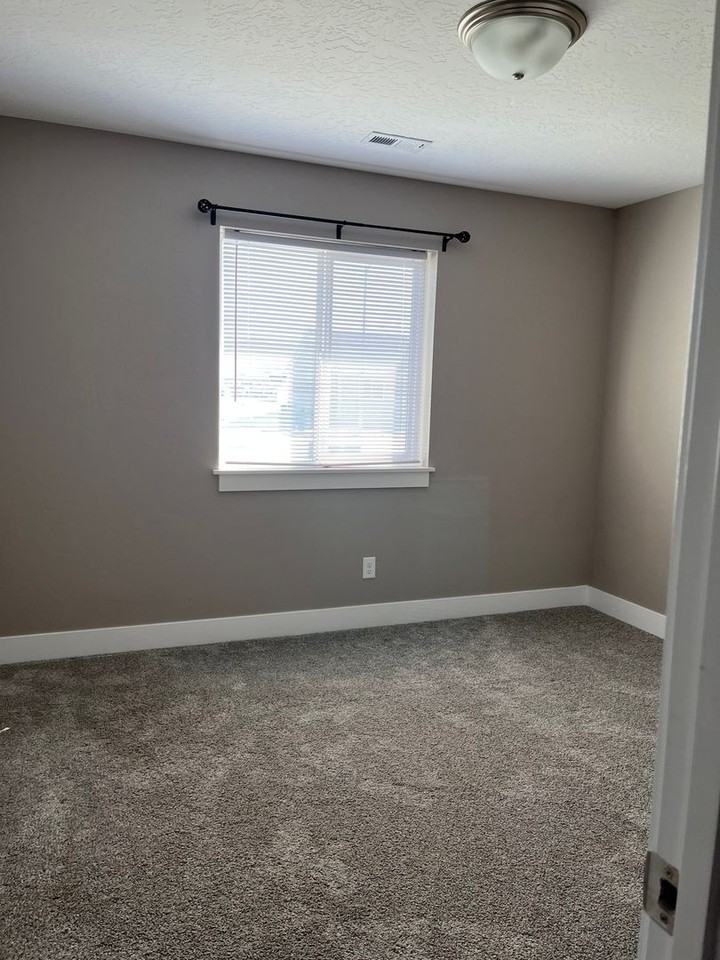 1729 Village Pkwy - Photo 3 of 10