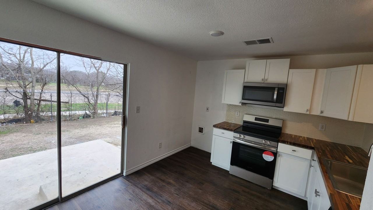 542 Pharis St - Photo 4 of 21