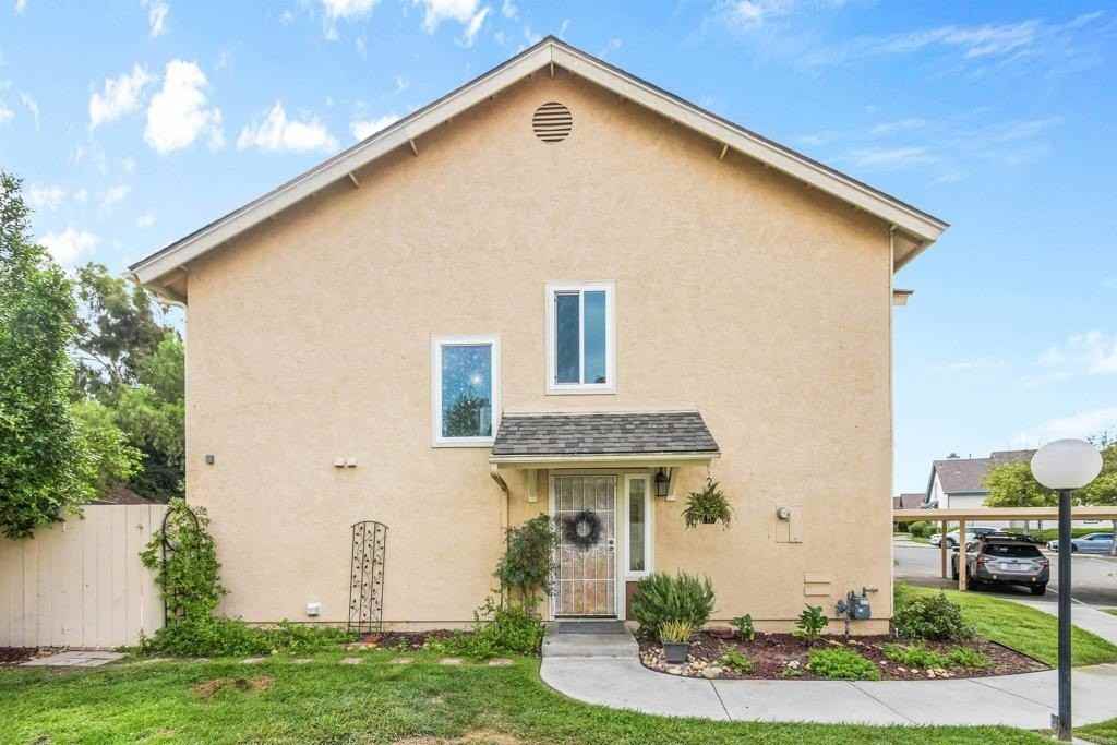 1461 Manzana Way - Photo 3 of 34