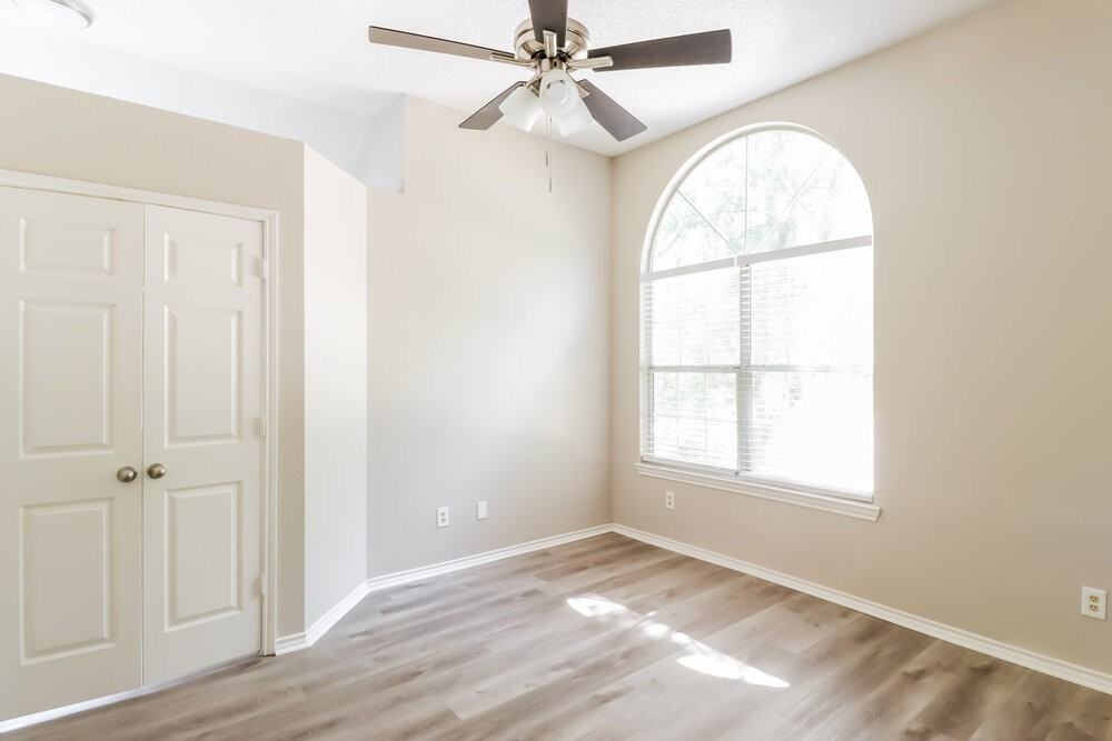 403 Windhurst Dr - Photo 7 of 17