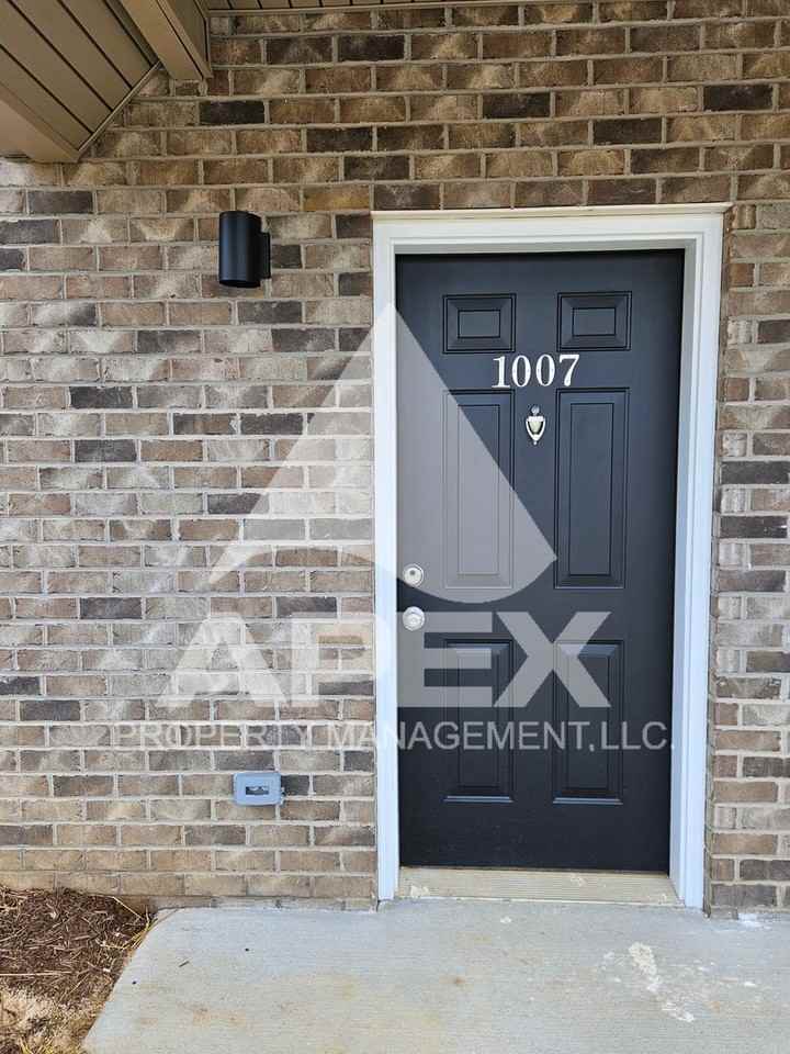 1007 Avalon Dr - Photo 3 of 36