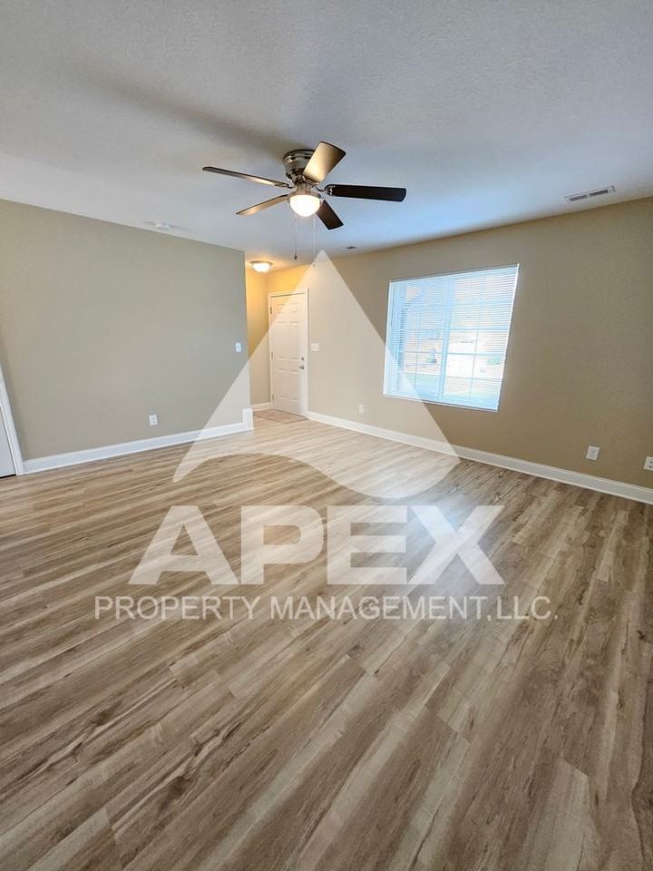 1003 Avalon Dr - Photo 6 of 35