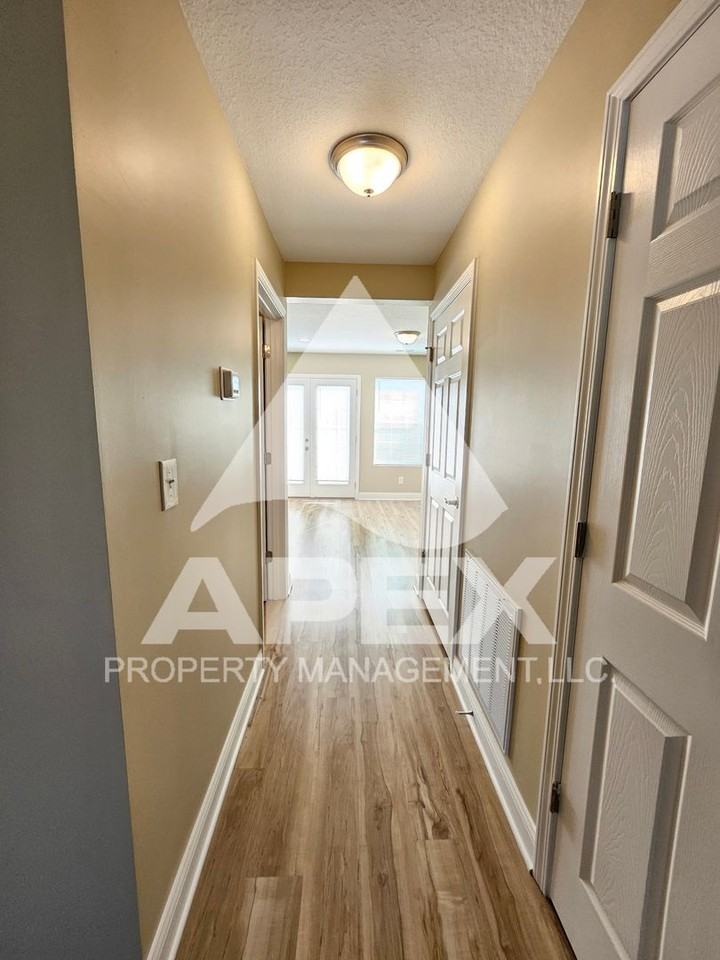 1003 Avalon Dr - Photo 7 of 35