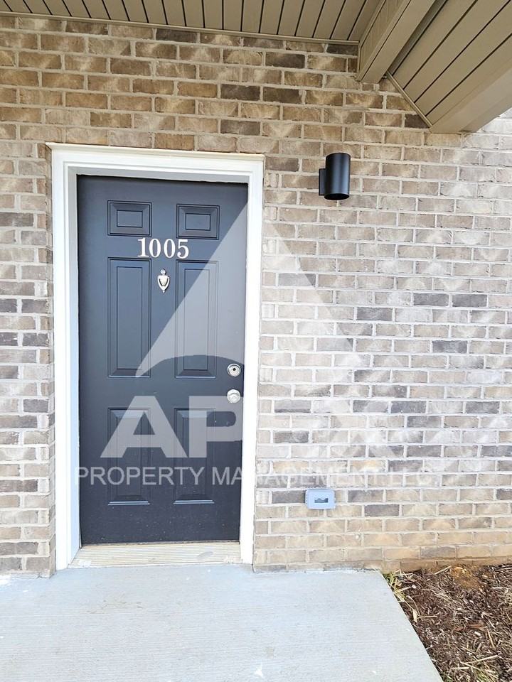 1005 Avalon Dr - Photo 3 of 35