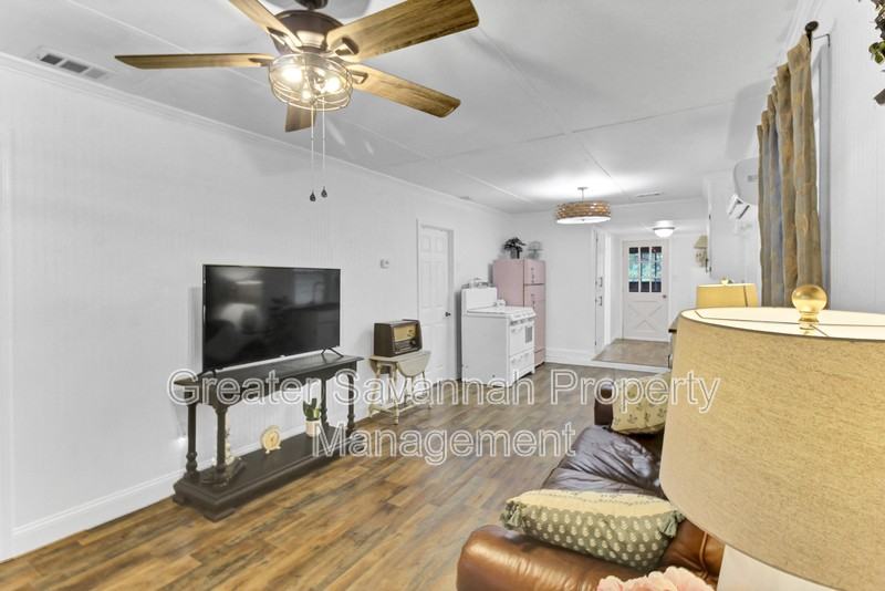304 E 4th St #A - Photo 4 of 28