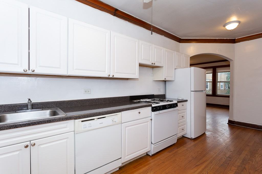 4828 W Addison St #2E - Photo 4 of 19