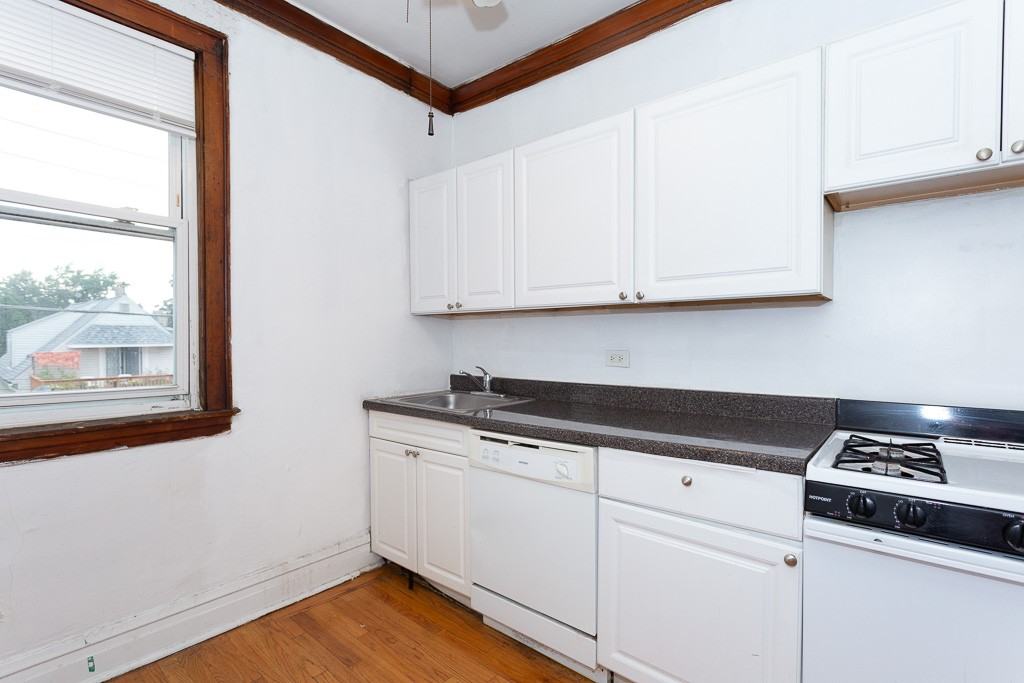 4828 W Addison St #2E - Photo 5 of 19