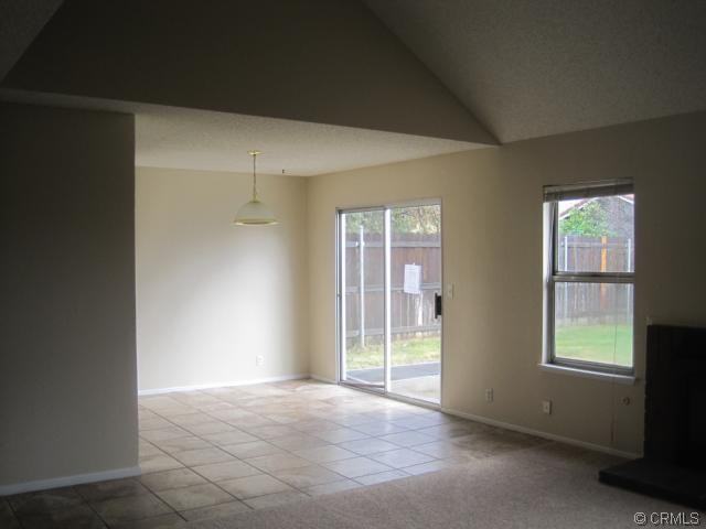 709 E Jackson St - Photo 3 of 8