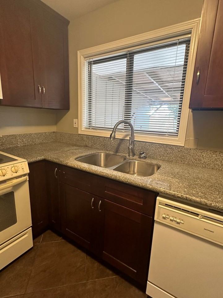 11132 E Burnside St - Photo 5 of 30