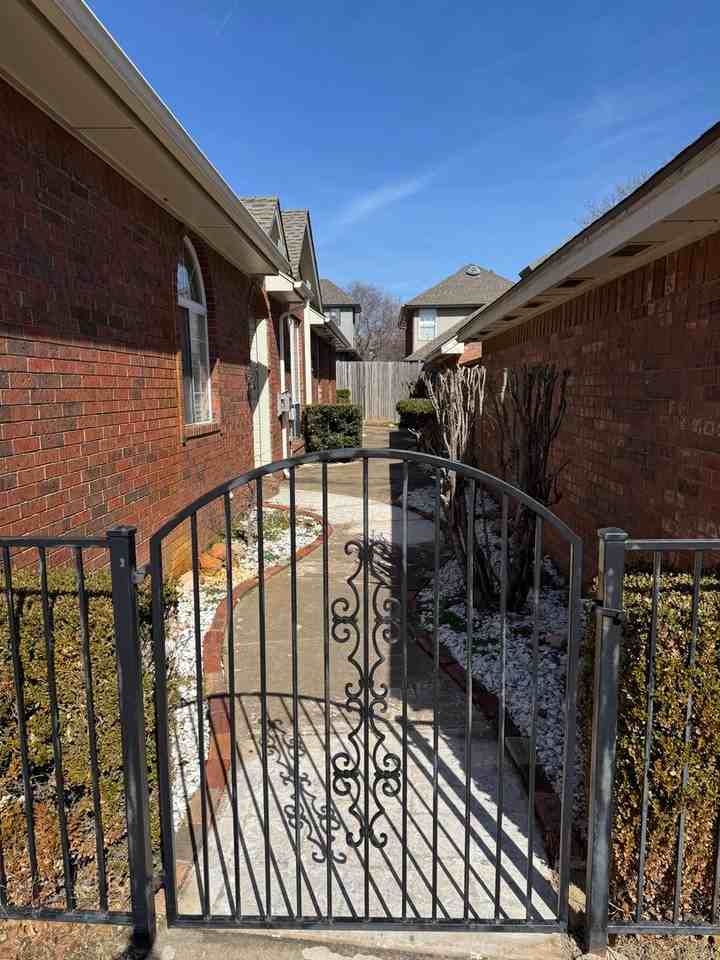 3813 Tudor Cir - Photo 2 of 8