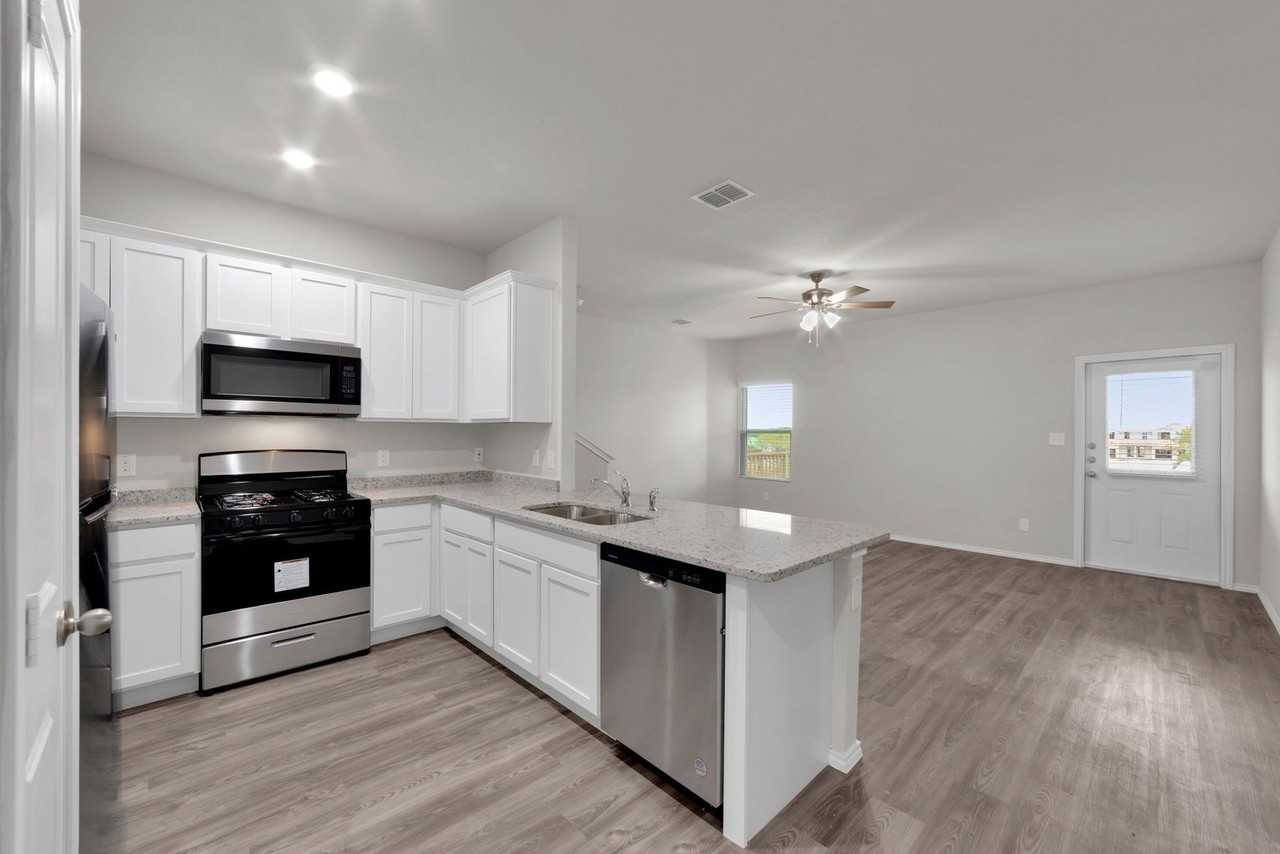 623 Ryan Xing - Photo 2 of 8