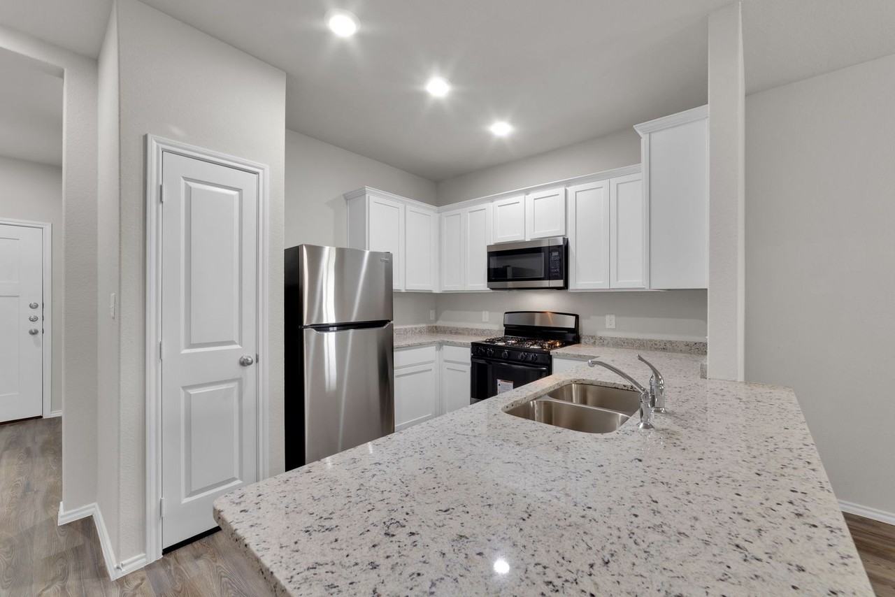 623 Ryan Xing - Photo 3 of 8