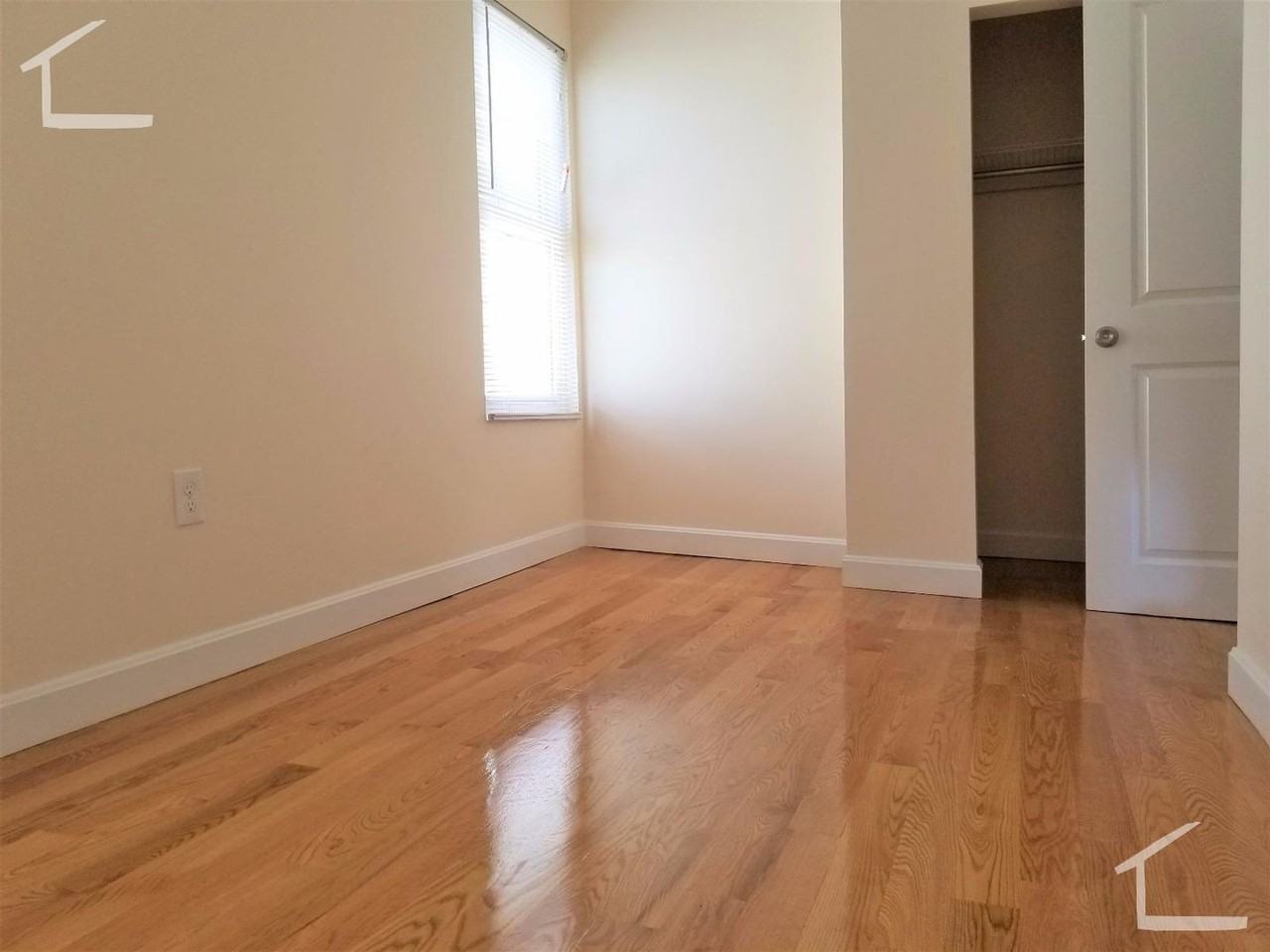 21-23 21-23 Welitz St - Photo 3 of 5