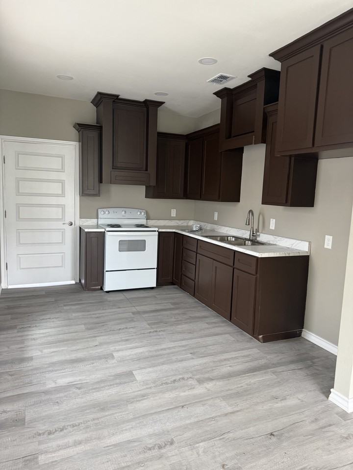 709 E Jackson St #NA - Photo 7 of 11