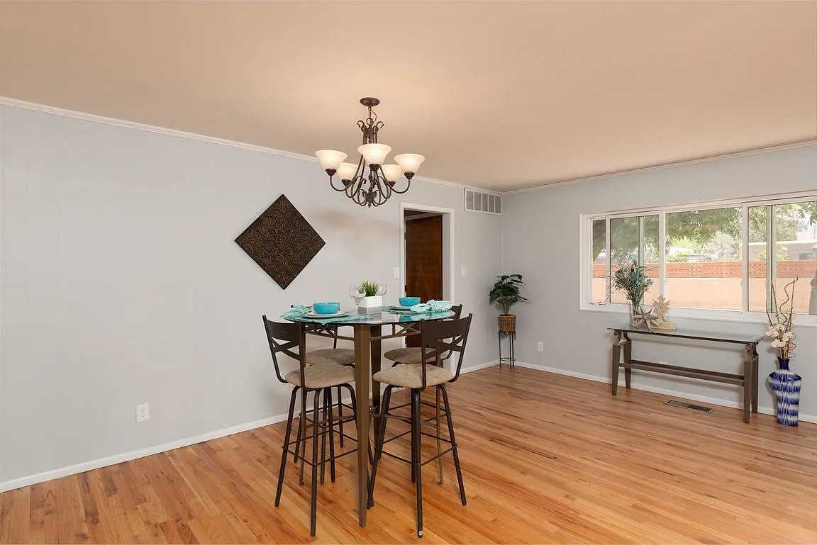 1524 Richmond Dr Ne #NA - Photo 3 of 12