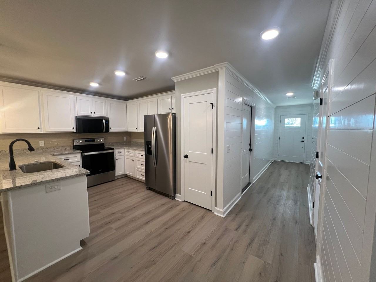 909 E Lee St - Photo 3 of 18