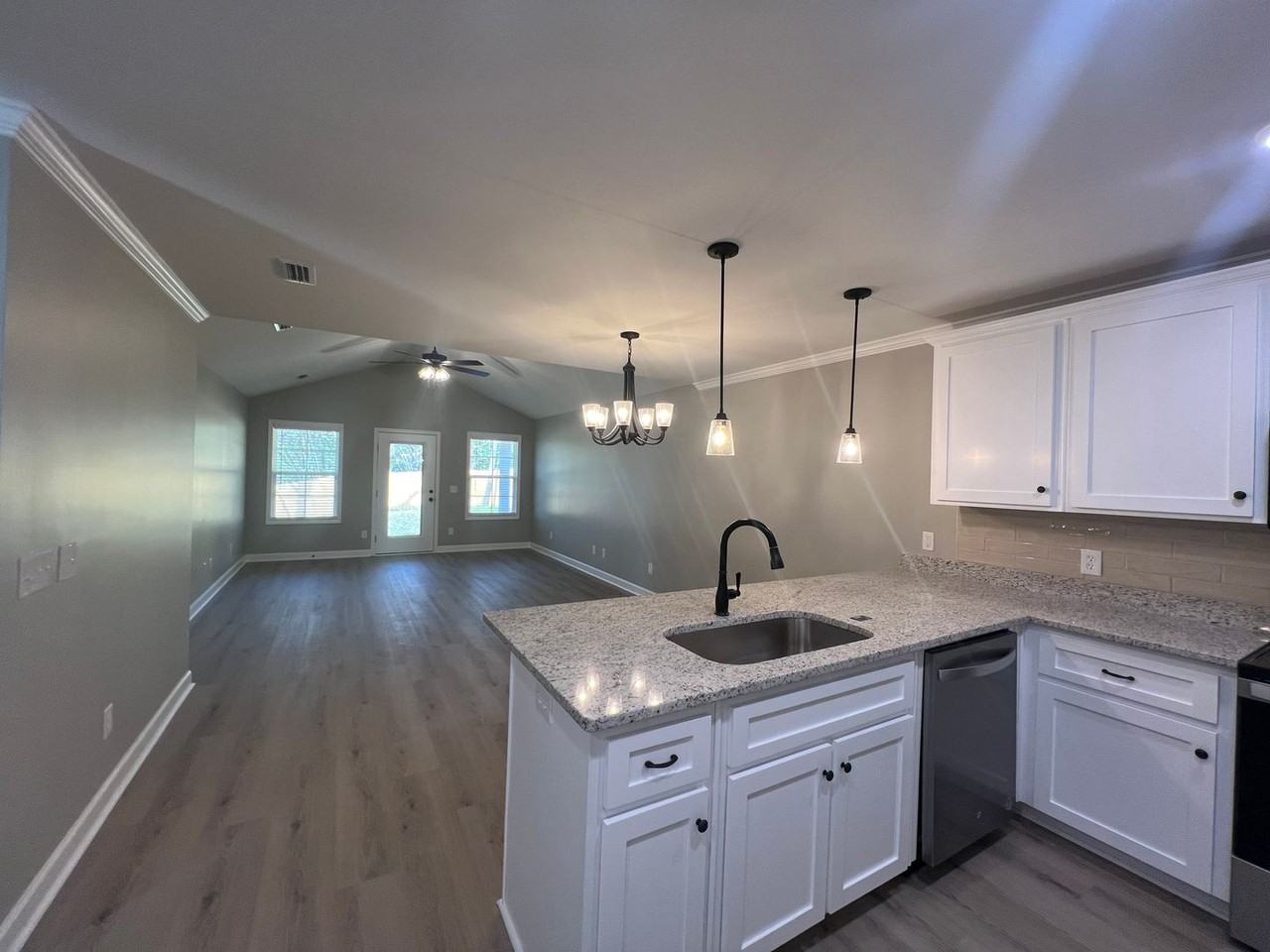 909 E Lee St - Photo 4 of 19