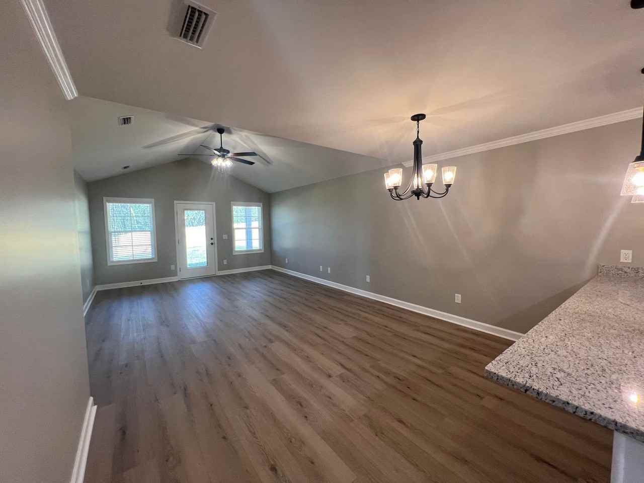 909 E Lee St - Photo 6 of 19