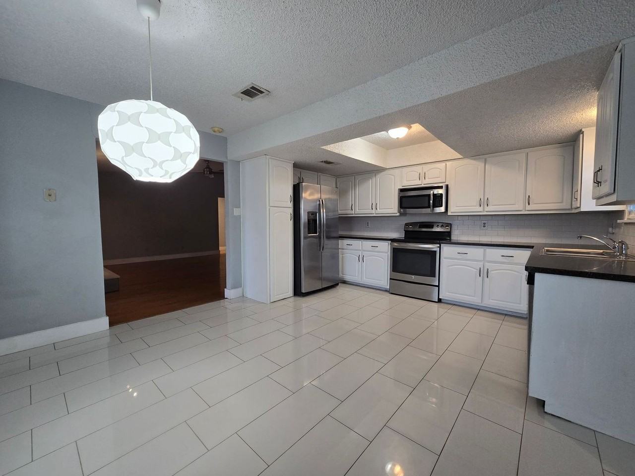 2304 Hunt Dr - Photo 3 of 25