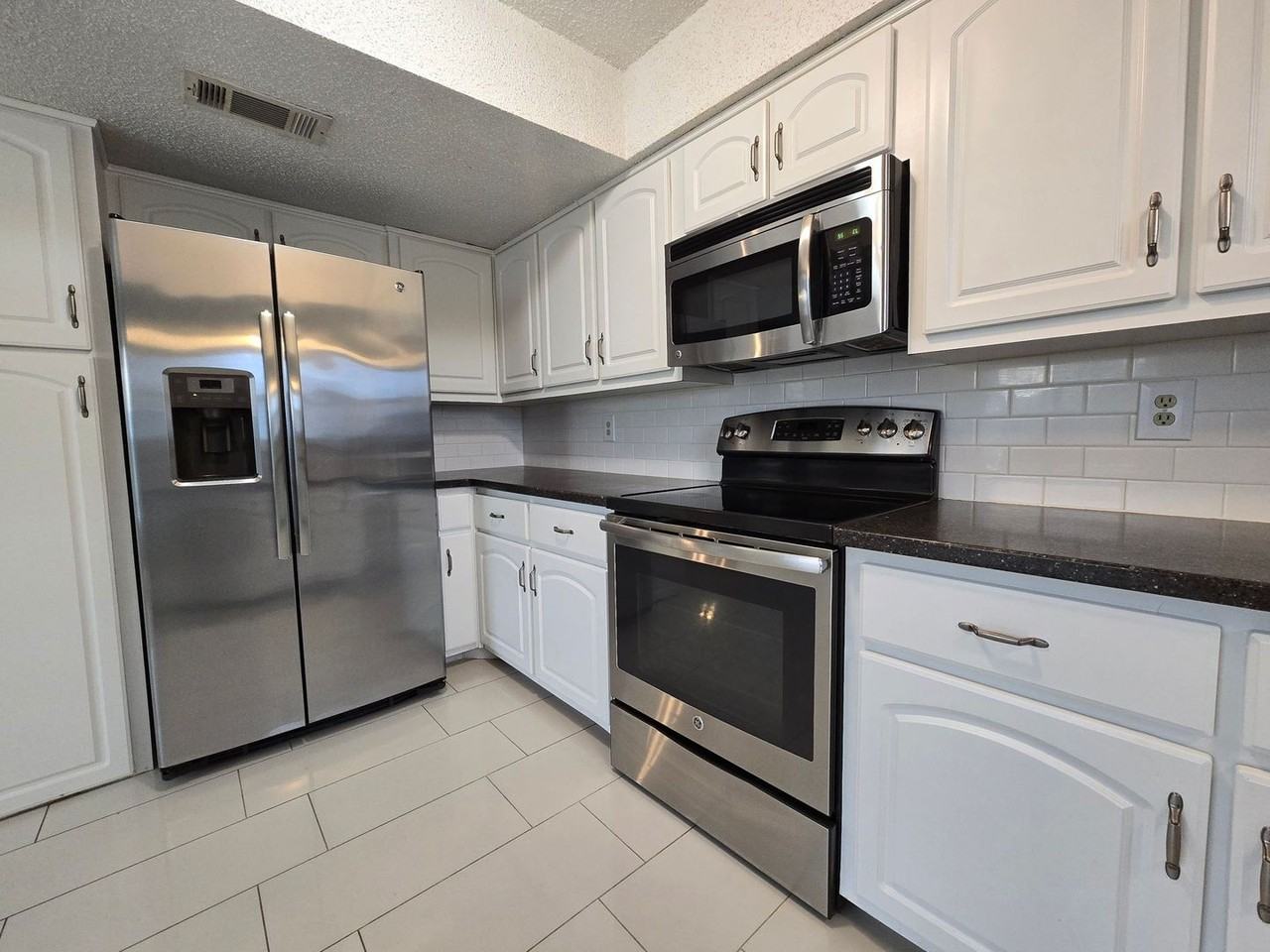 2304 Hunt Dr - Photo 5 of 25