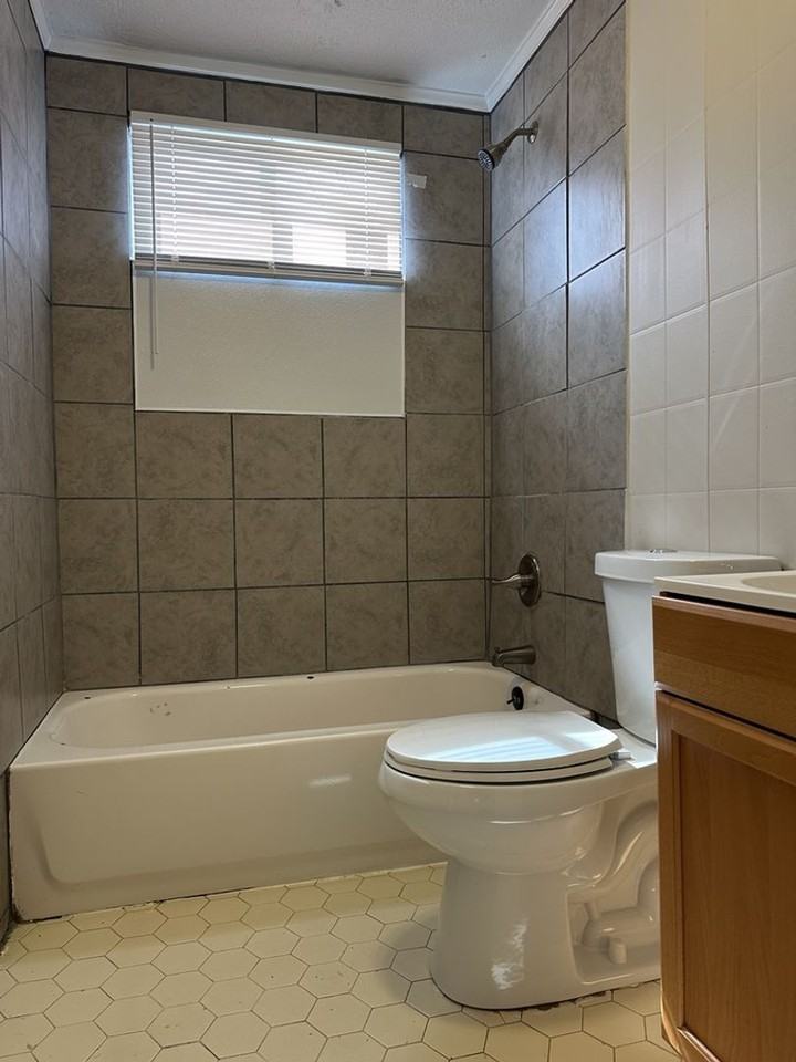 1422 Clay St - Photo 5 of 14