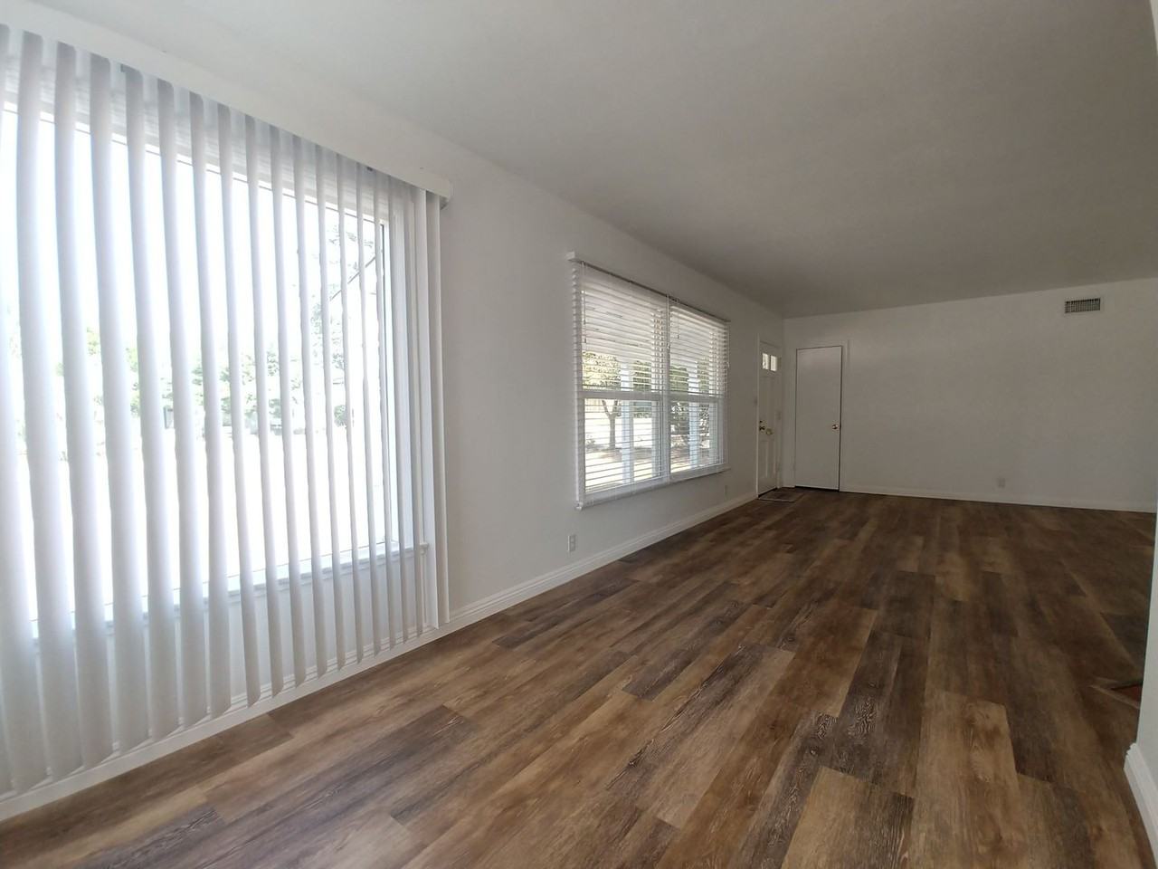 426 Saint Augustine Ave - Photo 7 of 36