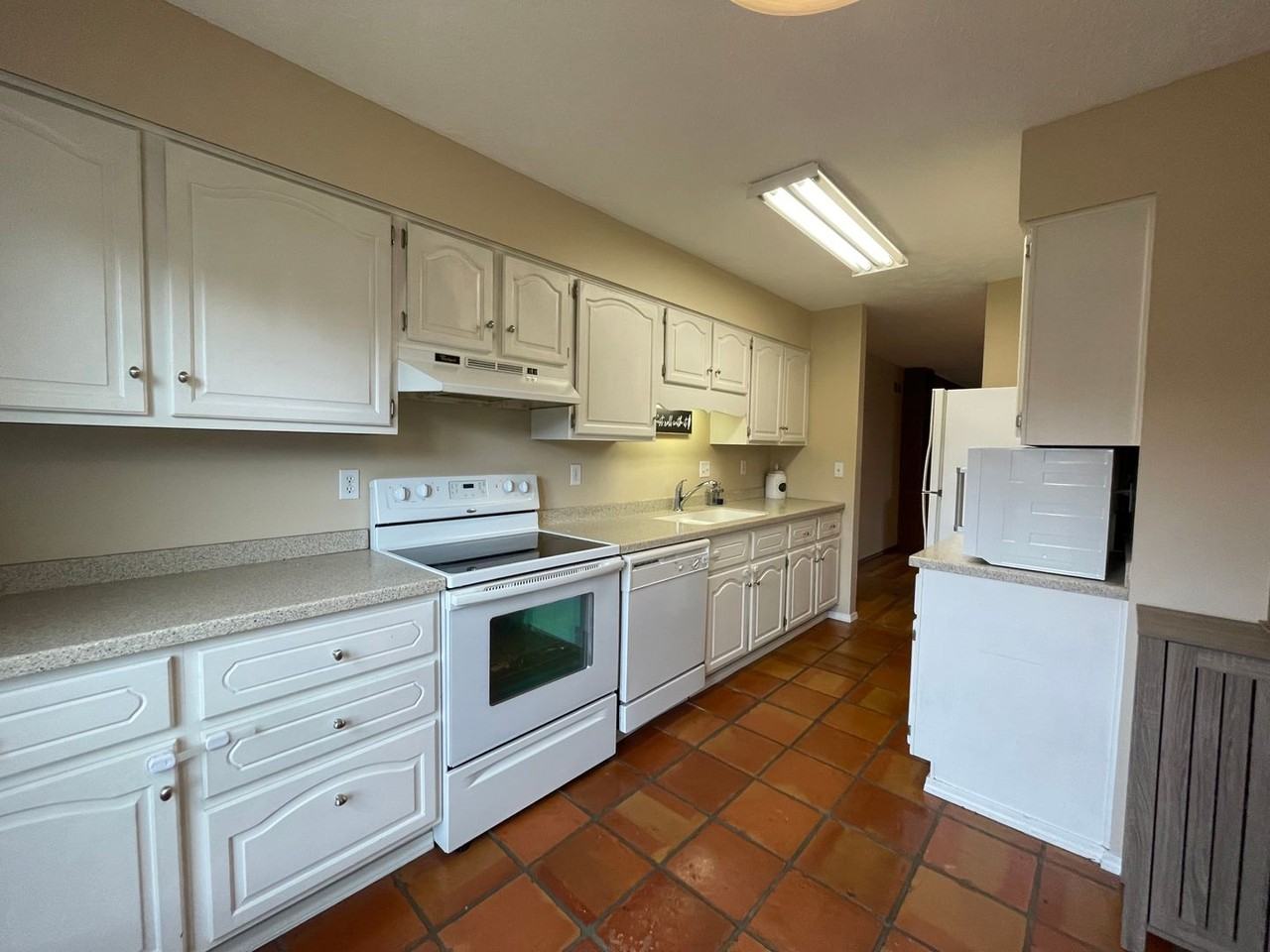 2591 Stratford Dr - Photo 3 of 17