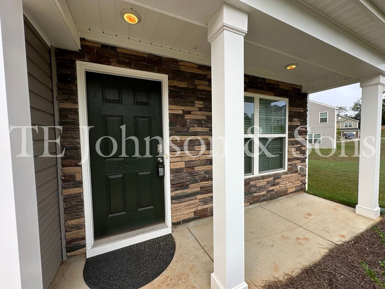 231 Carriage Cove Cir - Photo 3 of 17