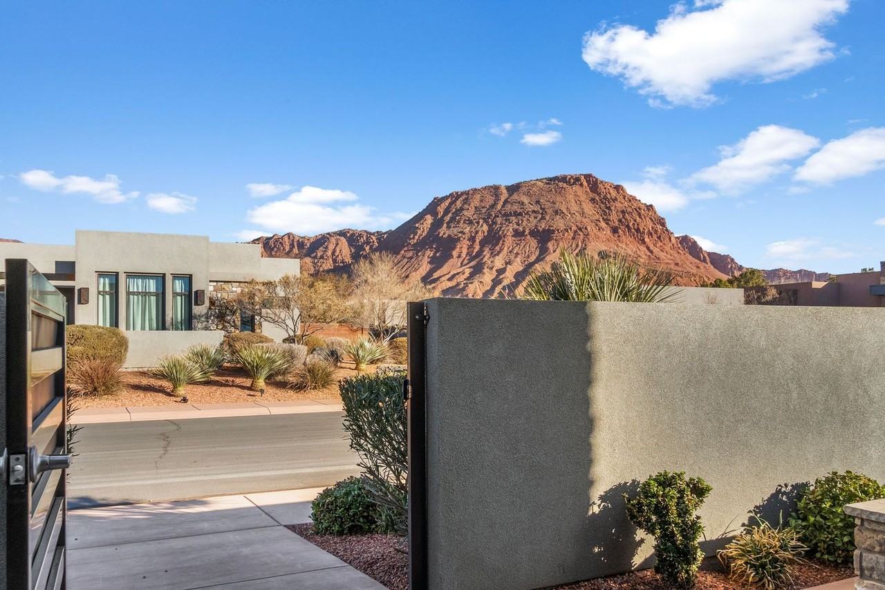 501 W 80 S - Photo 2 of 31