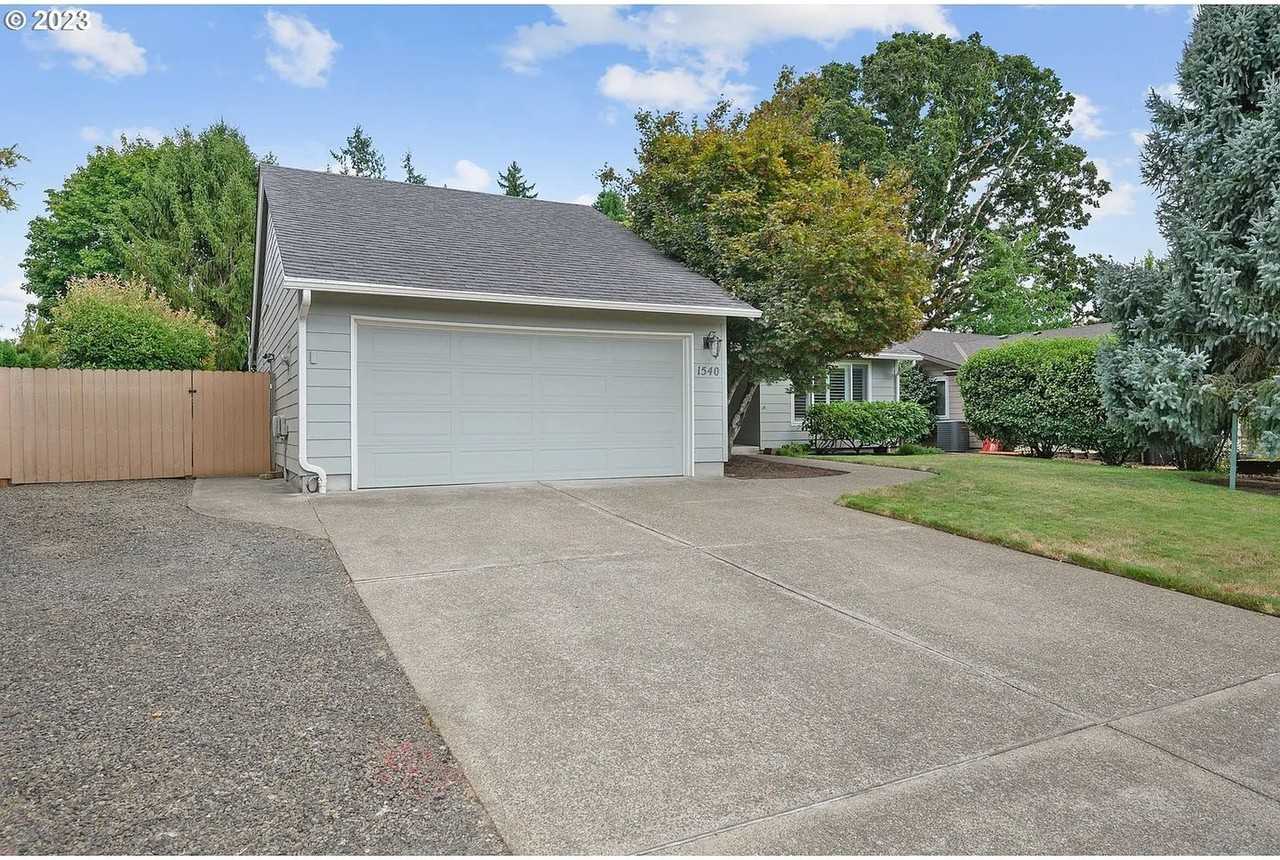 1540 Sw Goucher St - Photo 2 of 29