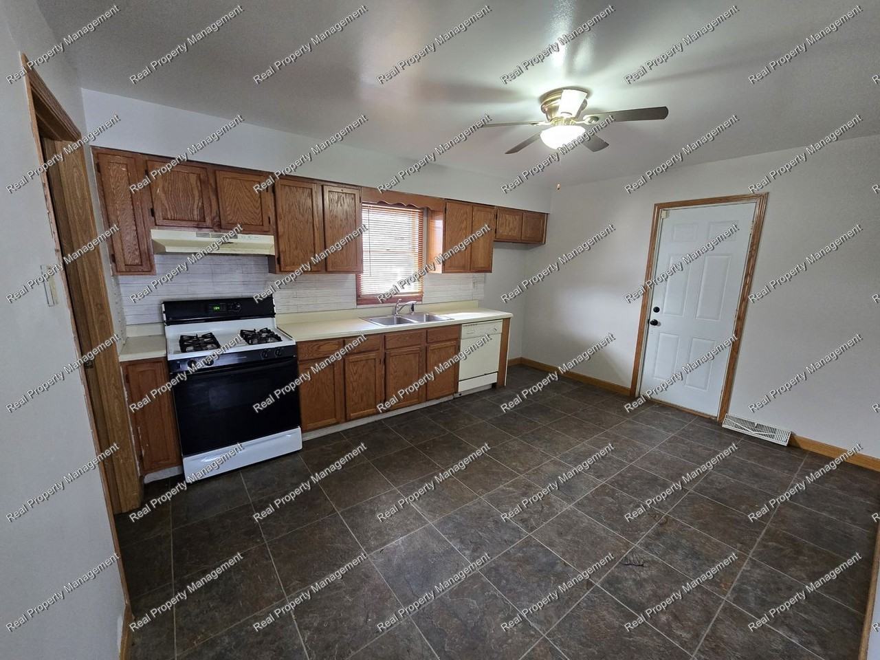 7716 Noble St - Photo 3 of 10