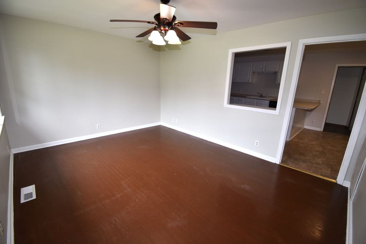 304 Hilldale Ln - Photo 3 of 25