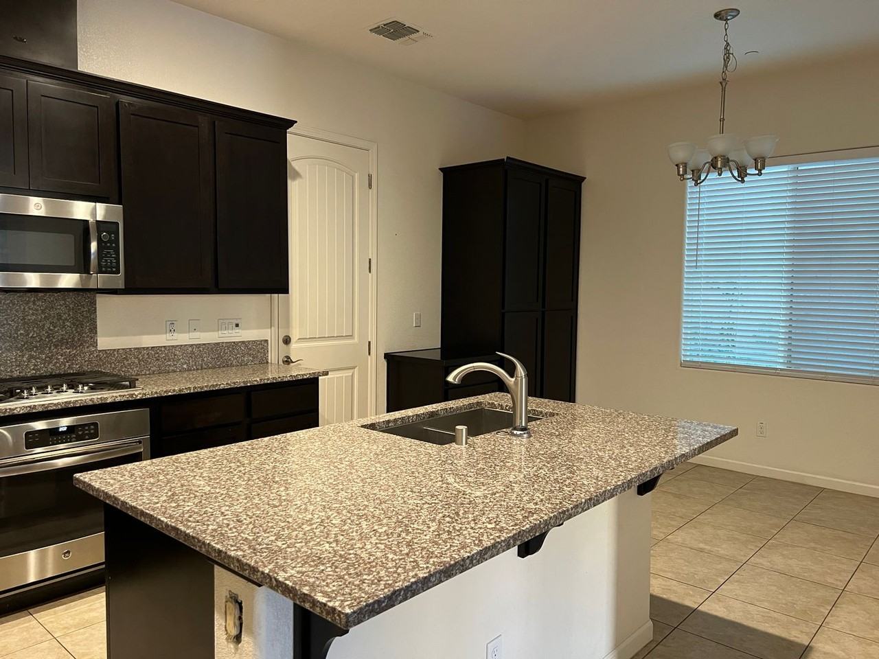 8 Baffin Bay Ct - Photo 3 of 7