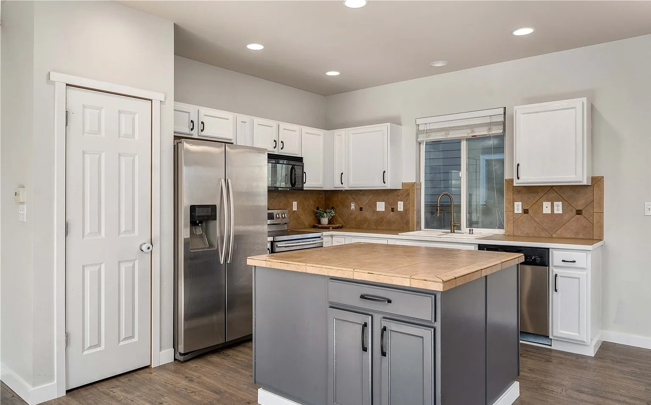 2304 190th St E - Photo 6 of 22