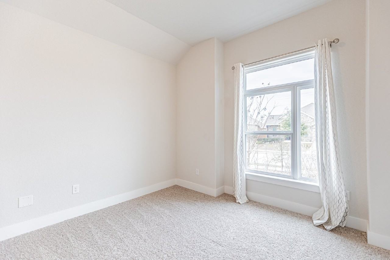 920 Foxbrook Way - Photo 4 of 46