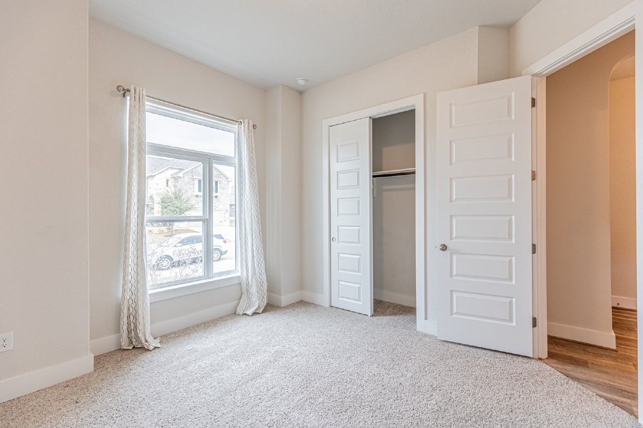 920 Foxbrook Way - Photo 5 of 46