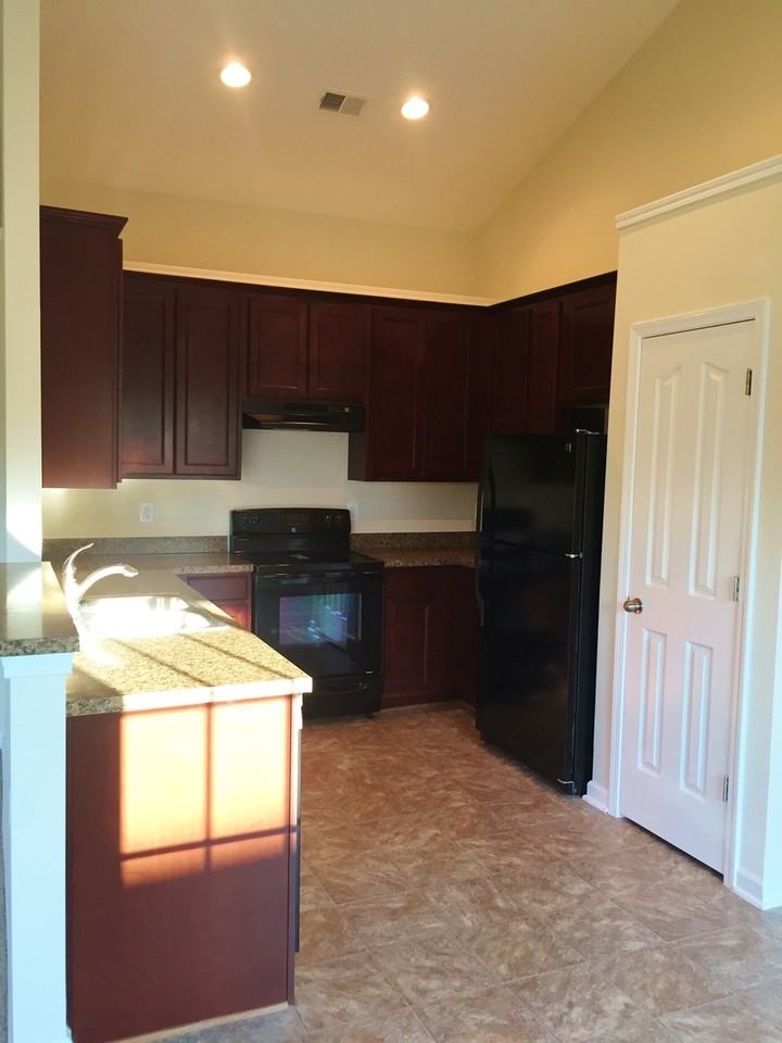 305 Engelmann Ln - Photo 5 of 8