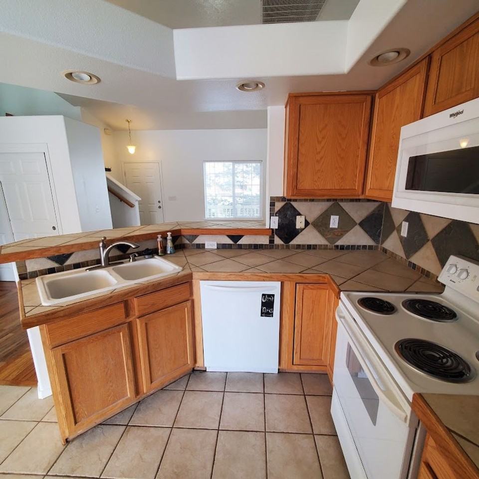 11469 W Irving St - Photo 5 of 31