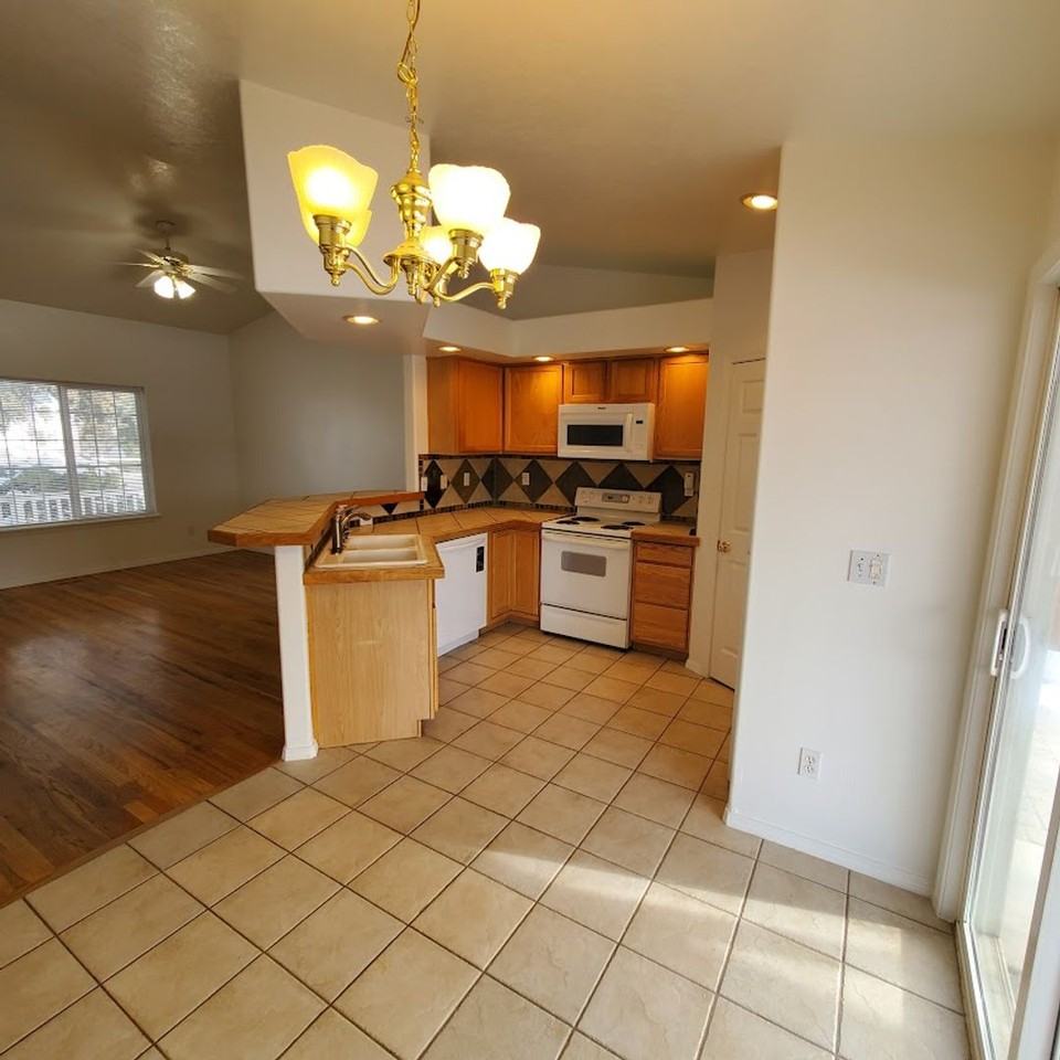 11469 W Irving St - Photo 6 of 31