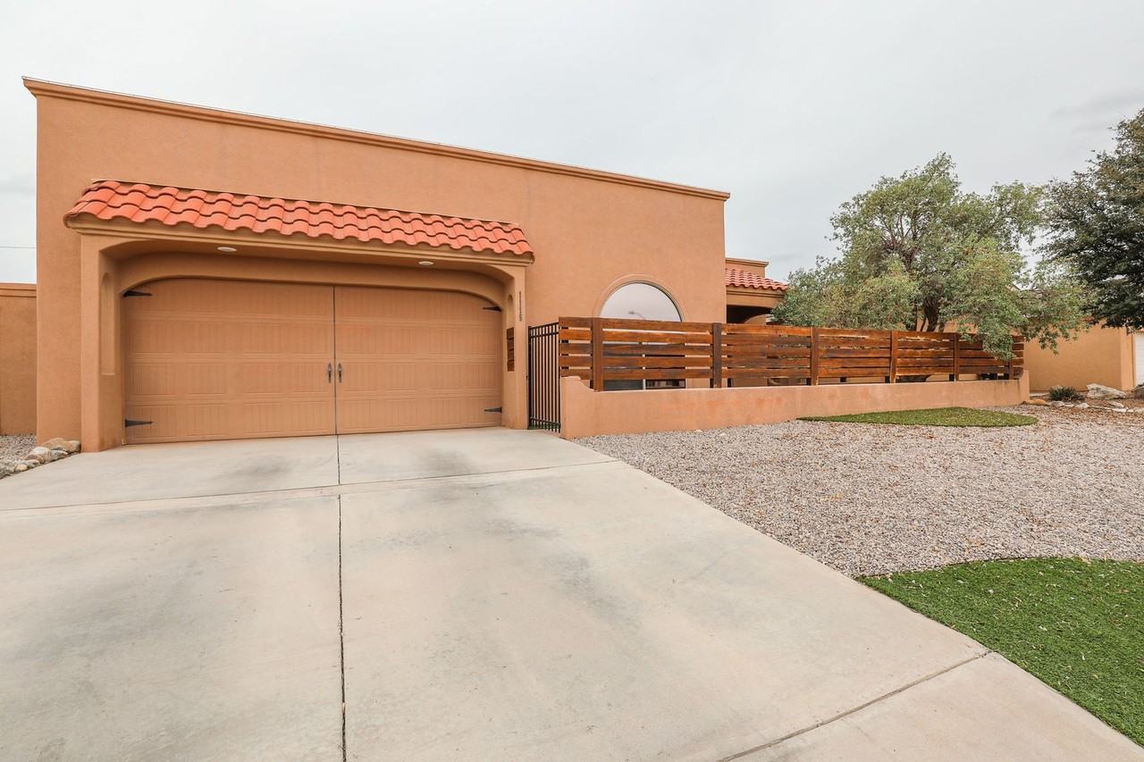 1115 Santiago St - Photo 2 of 32