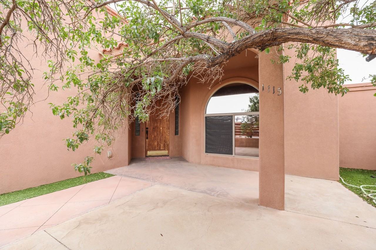 1115 Santiago St - Photo 3 of 32