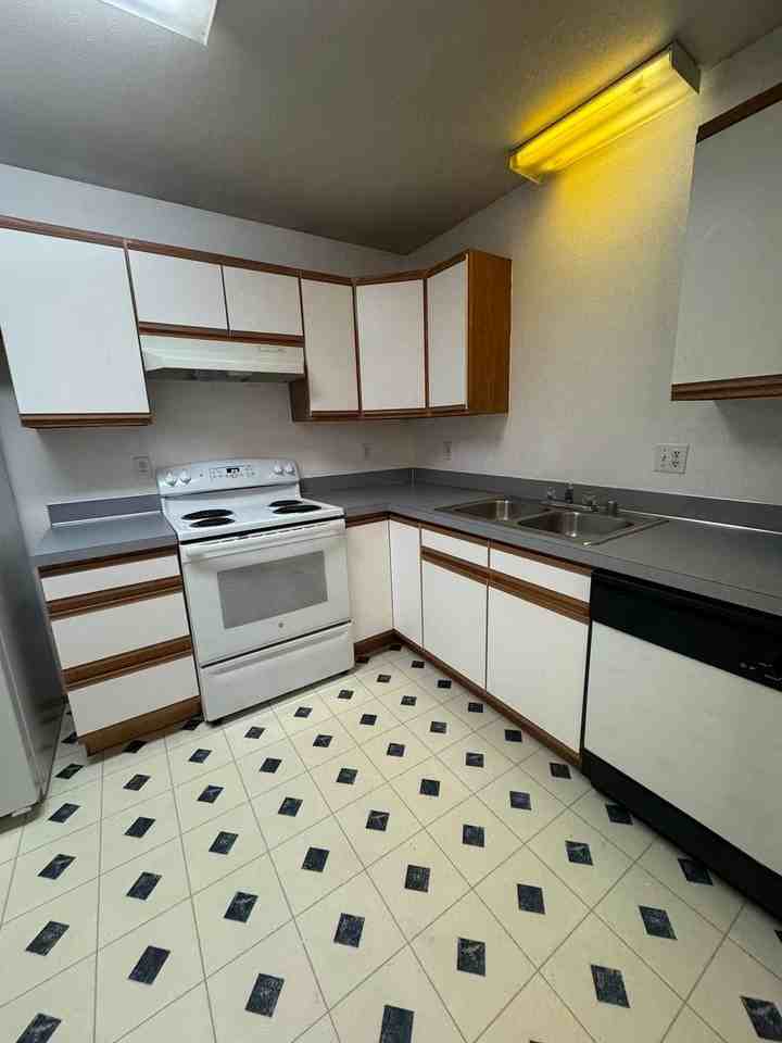 296 Sussex Ave W #3 - Photo 3 of 9