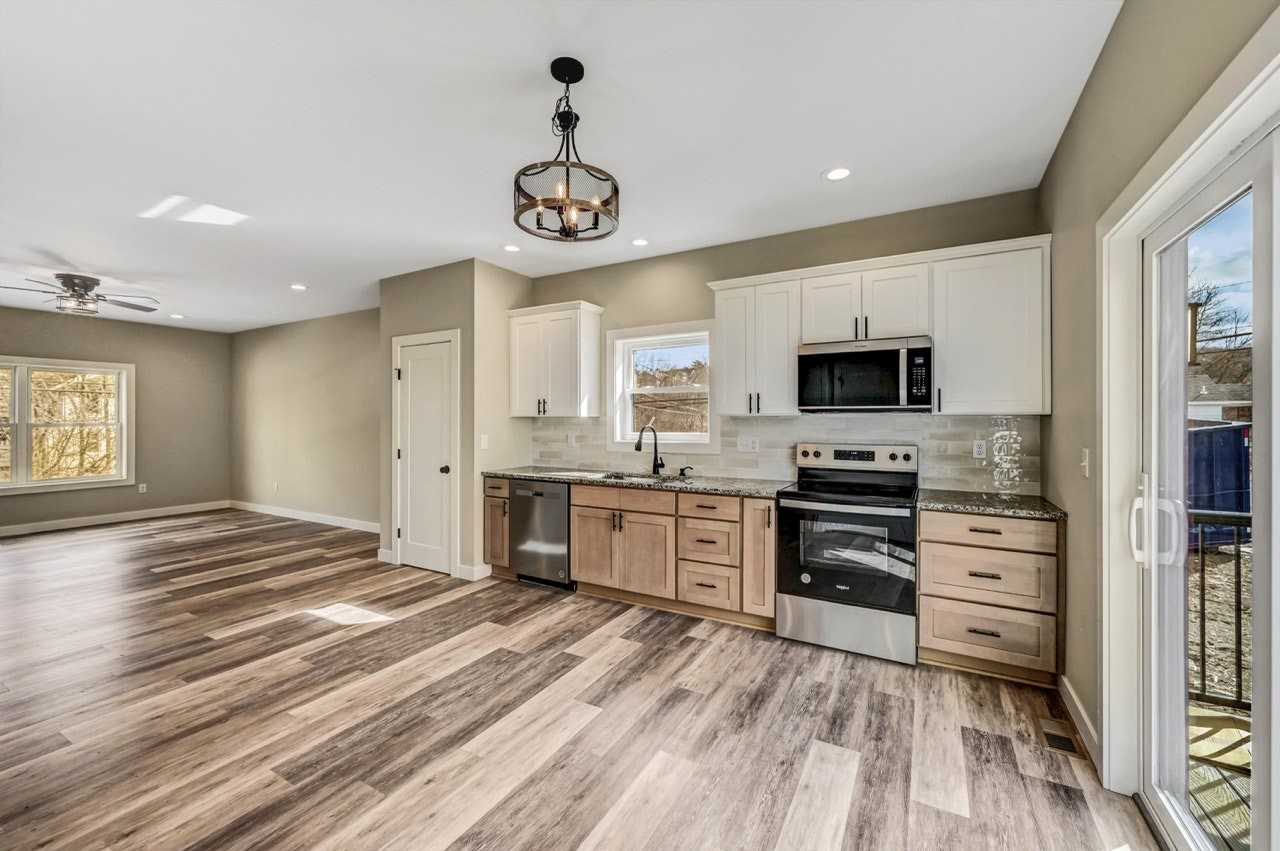 702 East Elm Street - Photo 6 of 39