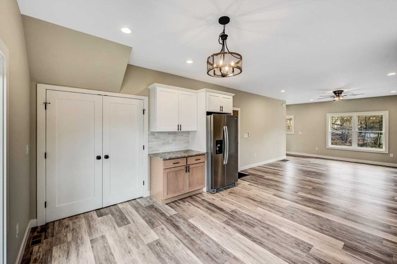 702 East Elm Street - Photo 7 of 39