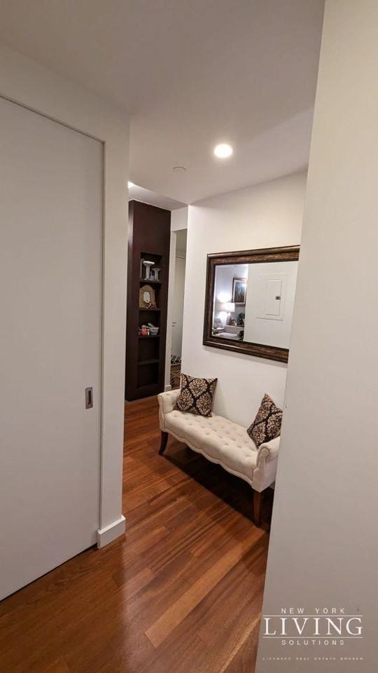 620 West 42nd Street - Photo 4 of 10