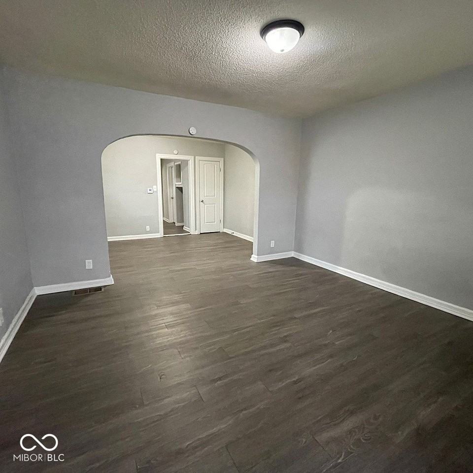 1910 Southeastern Ave - Photo 4 of 15