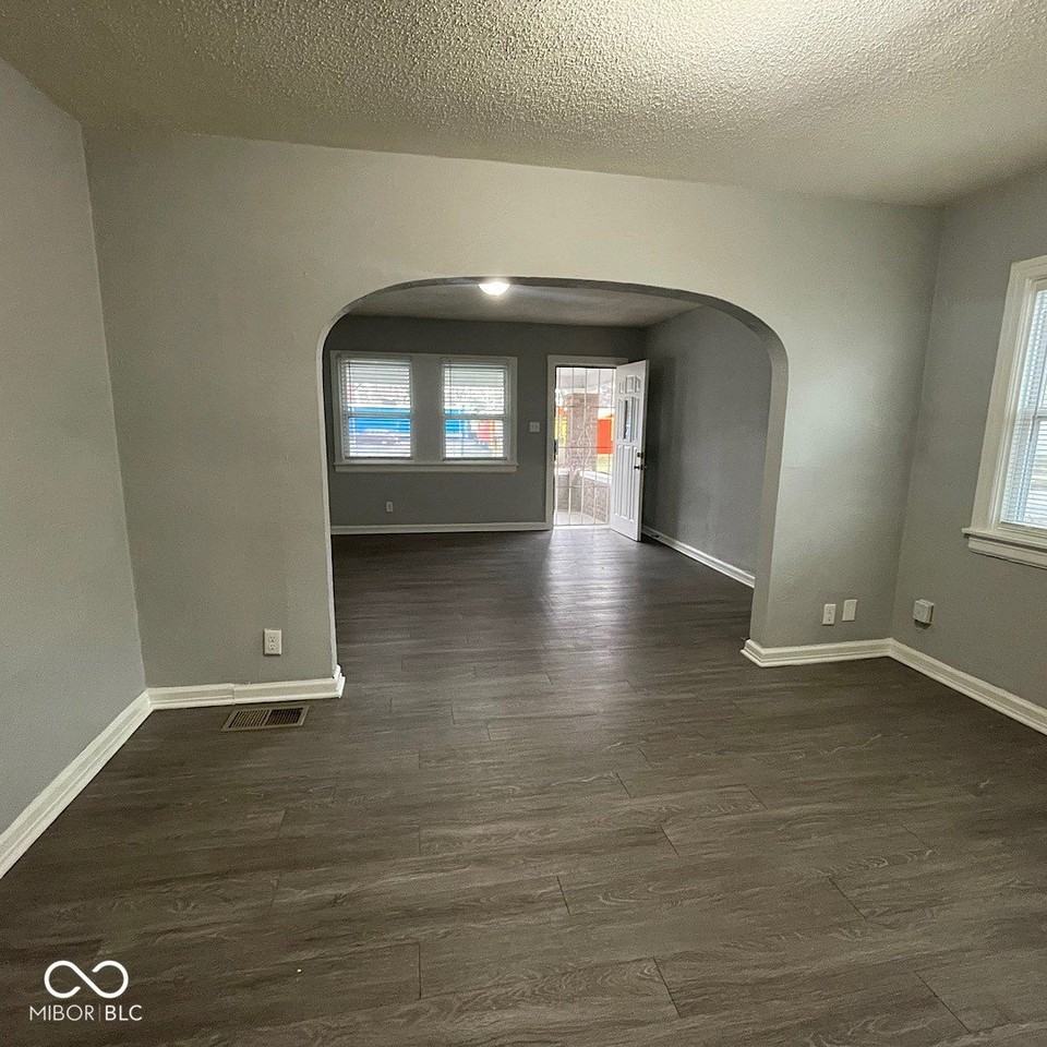 1910 Southeastern Ave - Photo 6 of 15