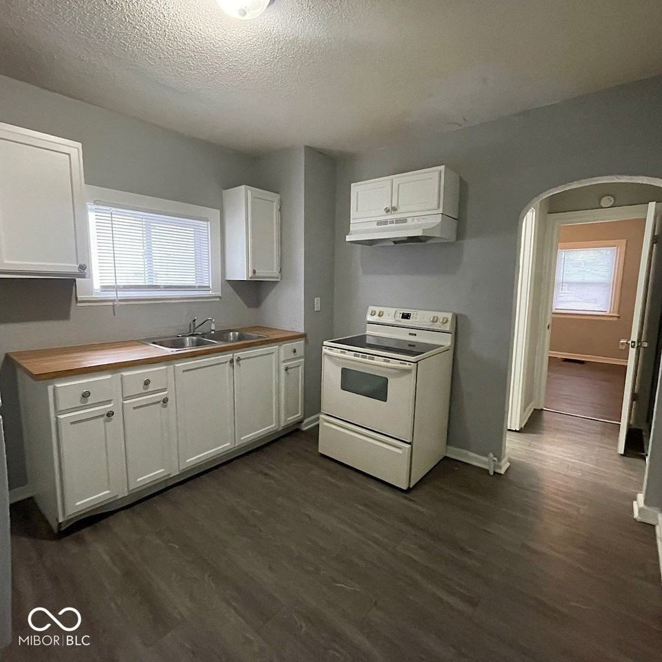 1910 Southeastern Ave - Photo 7 of 15