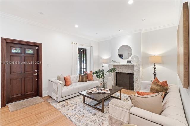 1329 Obispo Ave - Photo 2 of 8